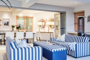 テレビ、暖炉、書斎 / ワークスペース