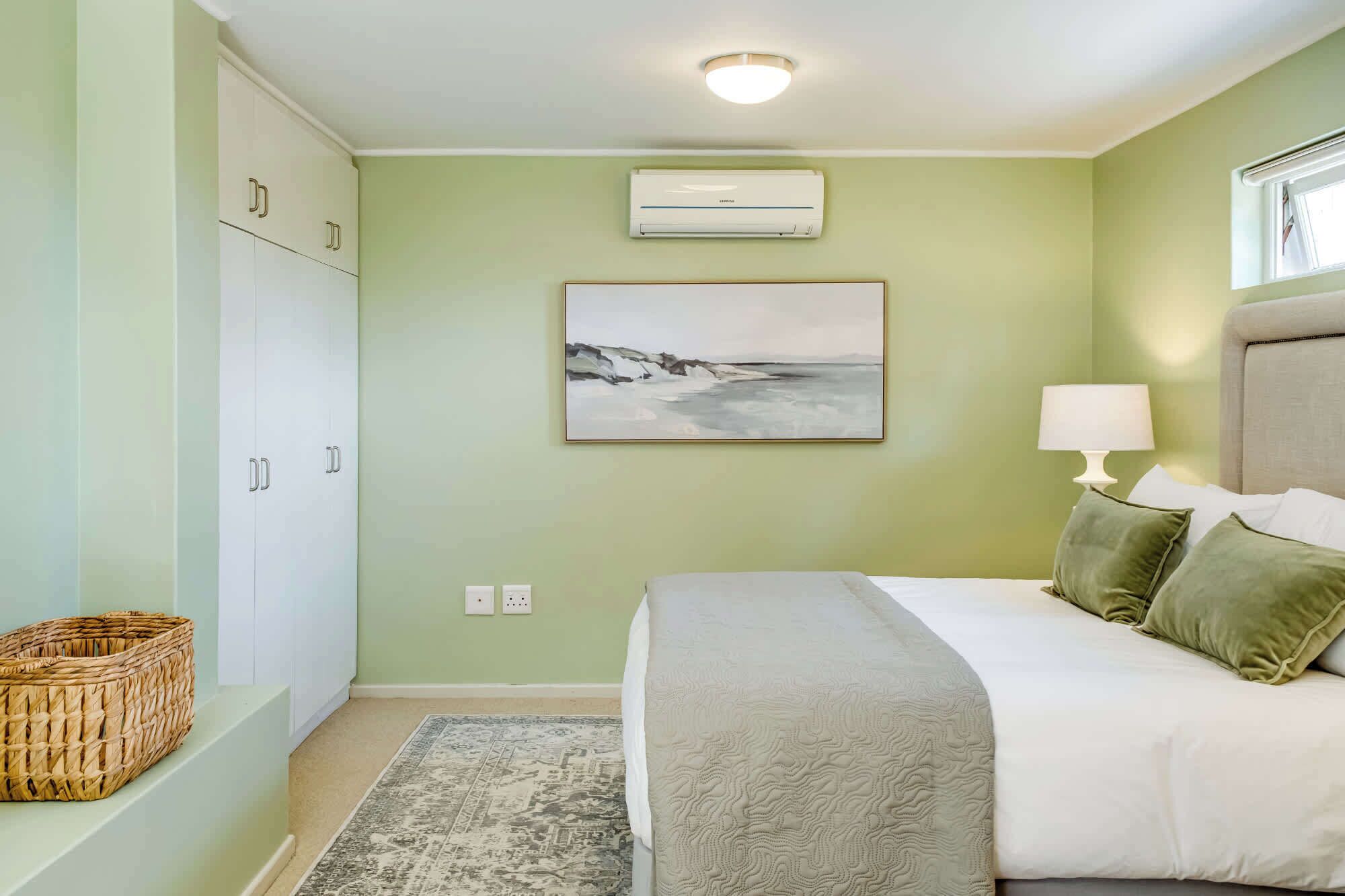 5 bedrooms, desk, iron/ironing board, WiFi