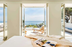 A bedroom with a large window, a bed, and a view of the sea. - Family Villa with Pool Garden Villa Olivier (Cape Town)