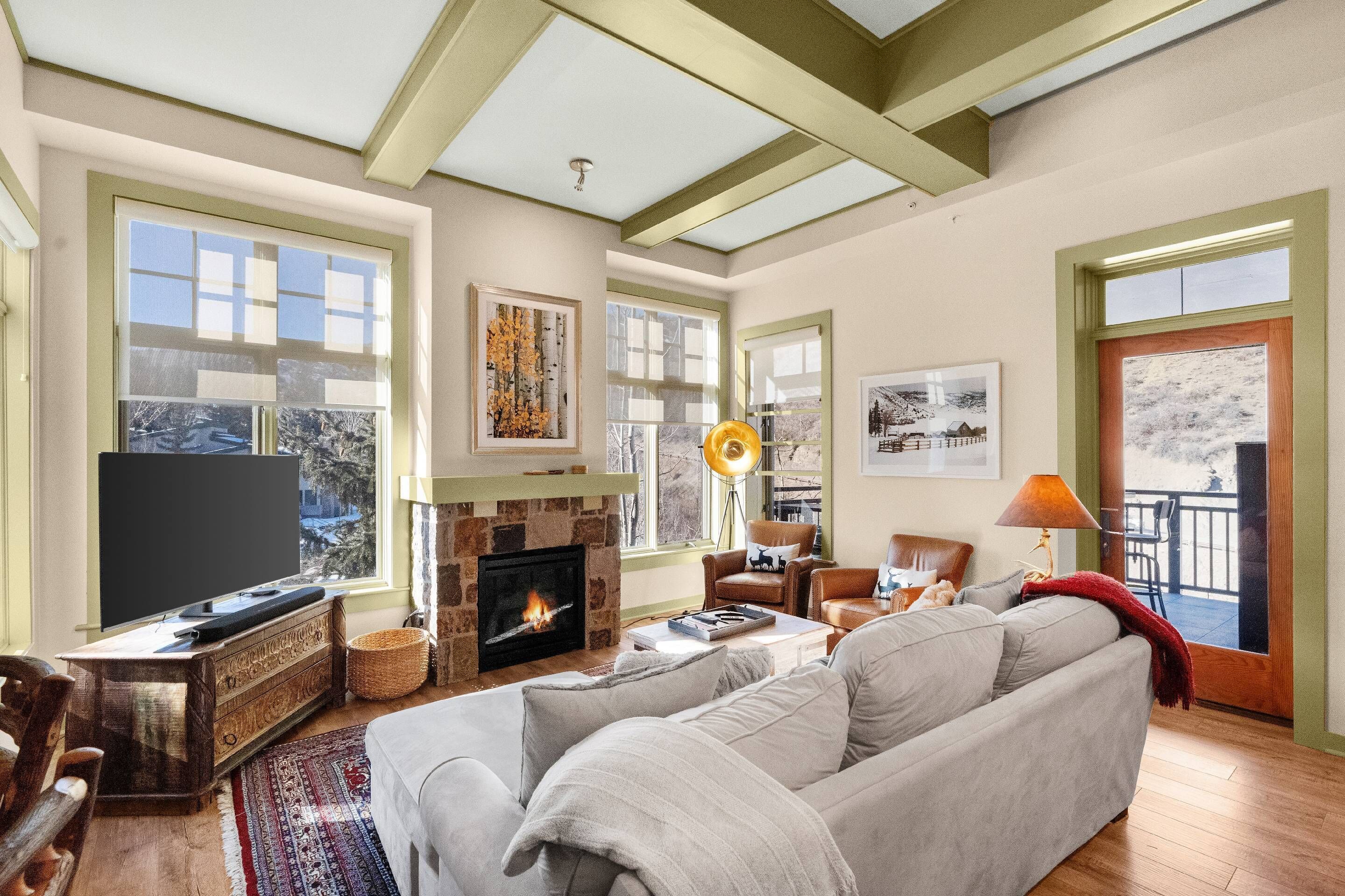 Televisión y chimenea 