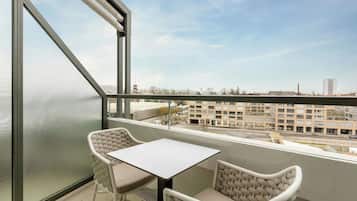 Deluxe Room, 1 King Bed, City View | Premium bedding, minibar, in-room safe, individually furnished