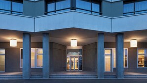 Entrada de un edificio moderno con un letrero que dice 'Courtyard'.