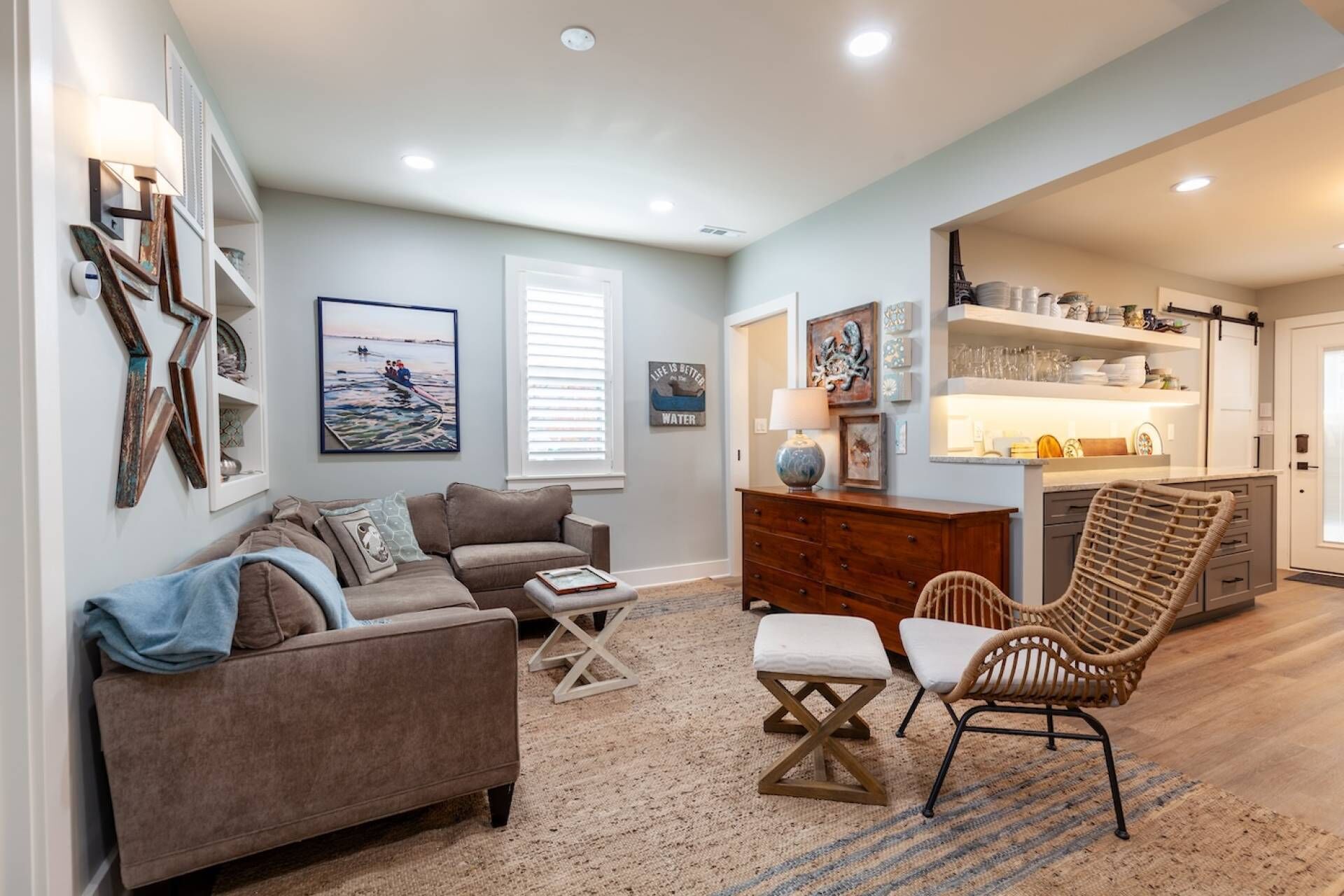 Eastport apartment with gourmet kitchen, backyard and parking