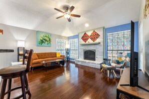 Smart-TV, Kamin, Videospiele, Tischfußball