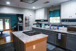 Microondas, horno, parrilla de estufa y lavavajillas