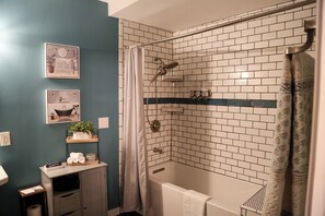 Douche, sèche-cheveux, serviettes fournies, savon