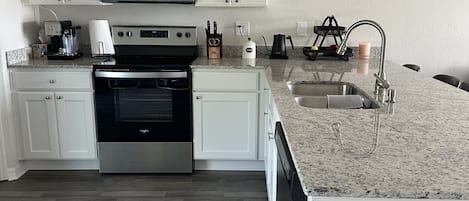 Geladeira, micro-ondas, fogão, cooktop