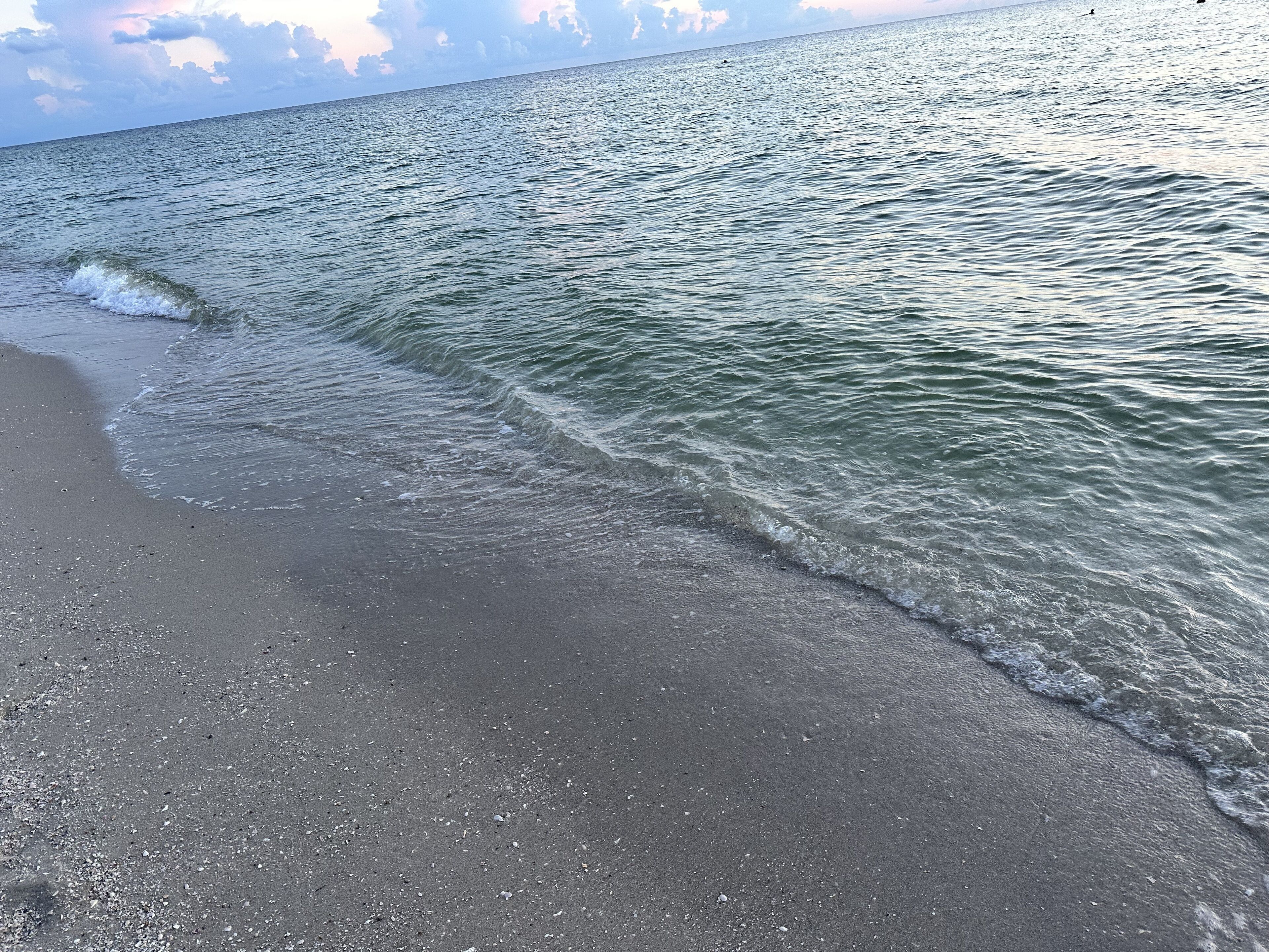 Una spiaggia nelle vicinanze, lettini da mare, teli da spiaggia
