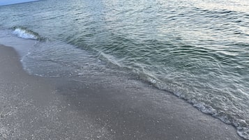 Una spiaggia nelle vicinanze, lettini da mare, teli da spiaggia