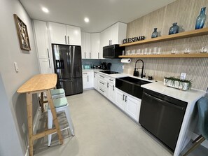 Frigorifero, microonde, forno, piano cottura