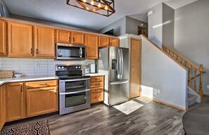 Kühlschrank, Mikrowelle, Ofen, Herdplatte