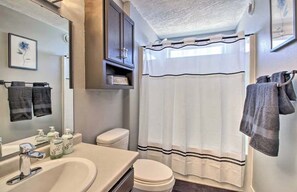 Badekar, hårføner og håndklær