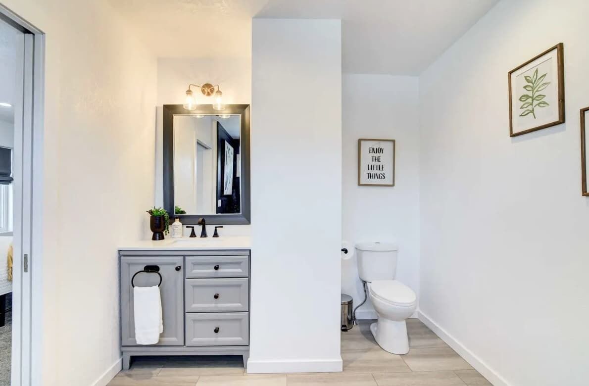 Baignoire, sèche-cheveux, serviettes fournies