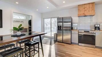 Geladeira, micro-ondas, fogão, cooktop