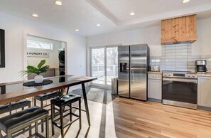 Refrigerador, microondas, horno y parrilla de estufa 