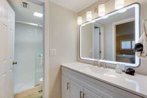 Een douche, een haardroger, handdoeken