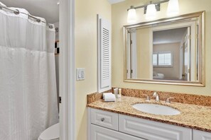 Douche, sĂšche-cheveux, serviettes fournies