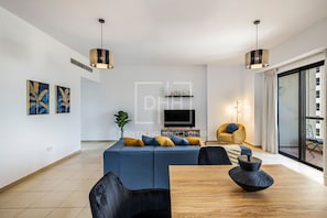 Comfort-lejlighed | Opholdsområde | 45-tommers smart-tv med kabelkanaler