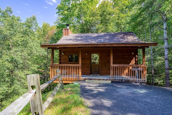 Exterior - Serenity, cozy studio cabin nestled in the breathtaking Smoky Mountains. (Pigeon Forge)