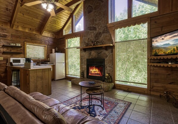 Een smart-tv en een open haard