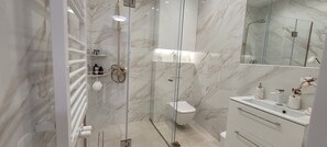 Douche, sĂšche-cheveux, serviettes fournies, savon