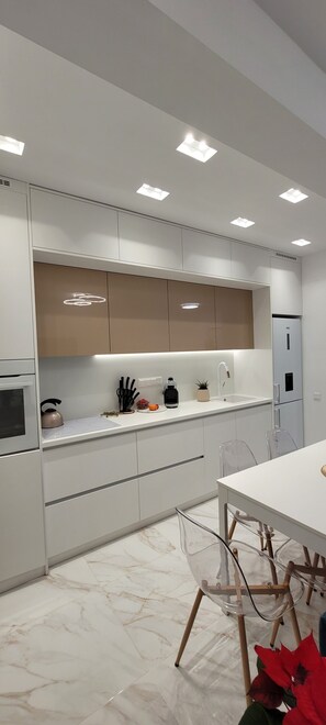 Refrigerador, horno, parrilla de estufa y cafetera y tetera 