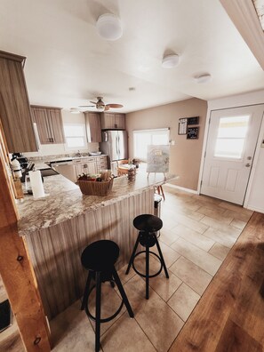 Kjøleskap, mikrobølgeovn, ovn og kokeplater