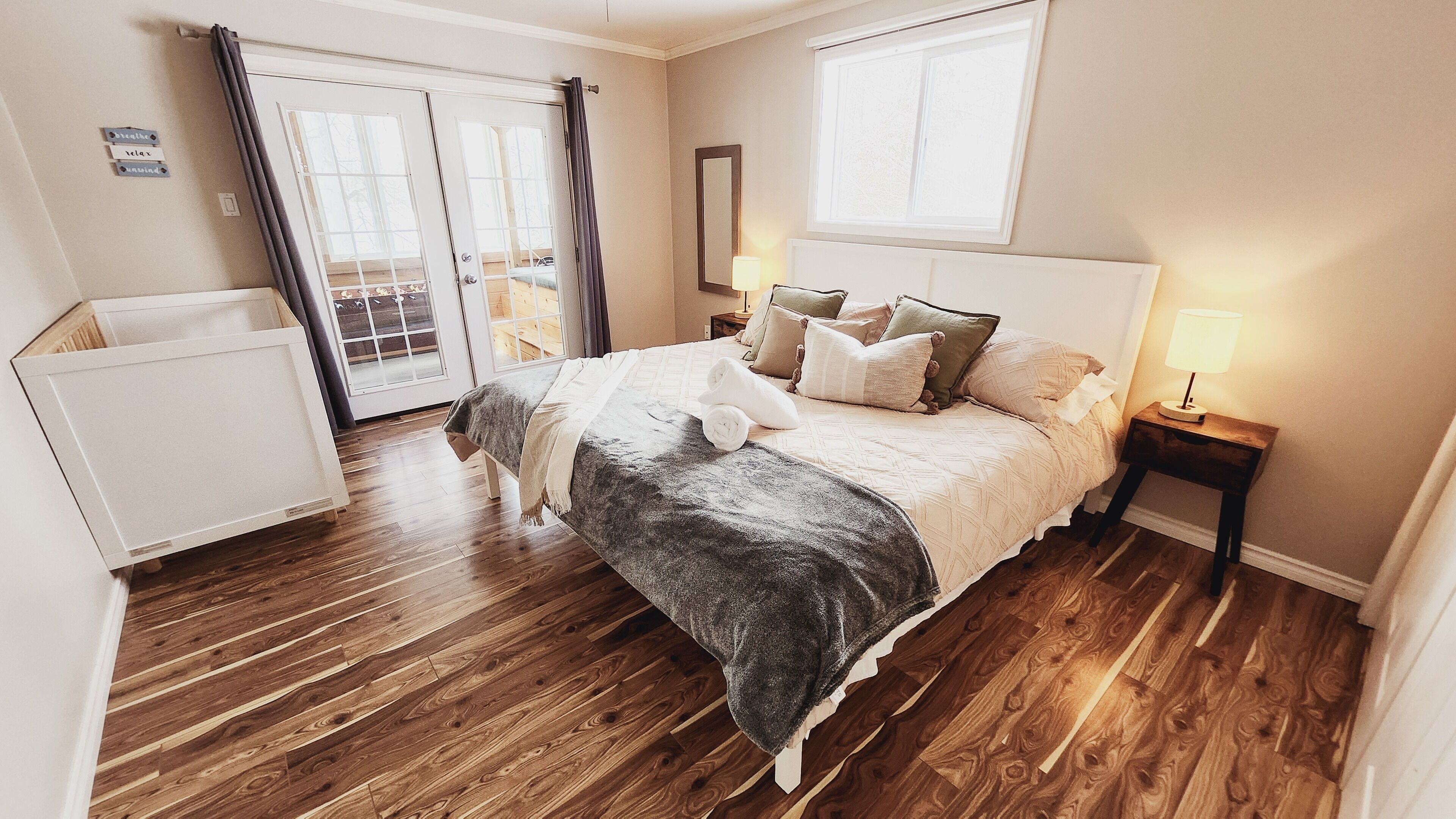 3 chambres, bureau, fer et planche à repasser, lit parapluie