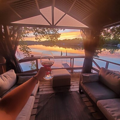Peaceful Lakefront Cottage • Pool Table • King Bed • Kayaks
