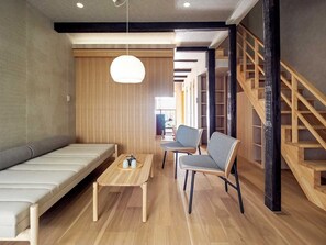 トラディショナル ハウス 2 ベッドルーム キッチン ガーデンビュー | リビング エリア | 床暖房