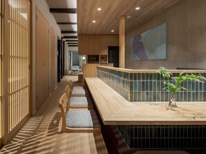 Traditionellt hus - 2 sovrum - kök - utsikt mot trädgården | Matservice på rummet