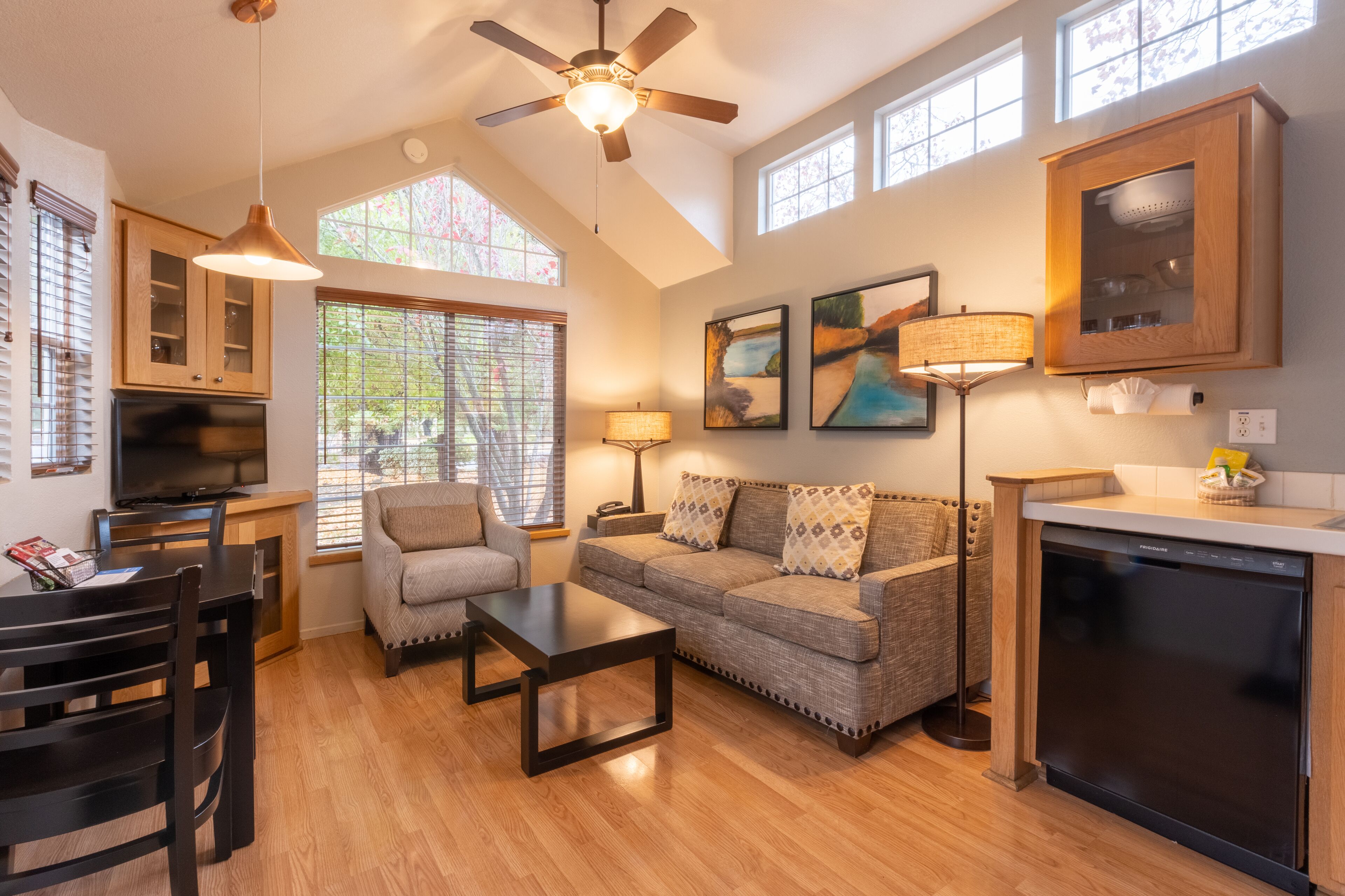 Napa's Best-kept Secret! 3 Comfortable Units, Outdoor Pool, Free Parking! - Sonoma, CA