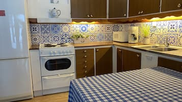 Een koelkast, een microgolfoven, een oven, een kookplaat