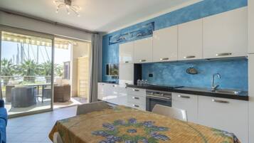 Frigorífico, horno, lavavajillas y trona infantil