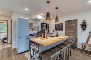 Fridge, microwave, oven, stovetop - The Alpenhaus | Mountain Haven near White Pass (Packwood)