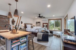 2 bedrooms, WiFi - The Alpenhaus | Mountain Haven near White Pass (Packwood)