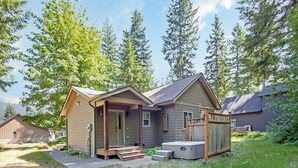 A cabin with a porch, a hot tub, and a deck. - Coffee Time Cabin | Hot Tub, Wifi, Grill (Packwood)