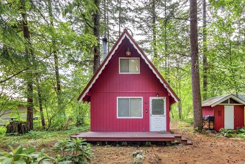 Little Red Chalet | Wifi, AC, Pet Friendly