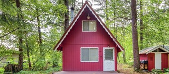 Little Red Chalet | Wifi, AC, Pet Friendly