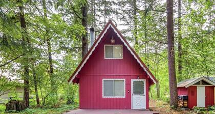 Little Red Chalet | Wifi, AC, Pet Friendly