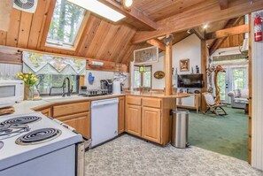 Fridge, microwave, oven, stovetop - Millett's Cabin ~ Hike to Waterfall ~ Stove ~ BBQ! (Packwood)