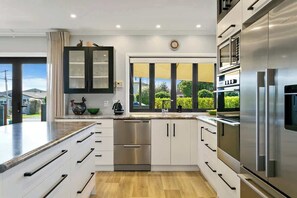 Refrigerador, microondas, horno, lavavajillas