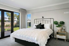 Iron/ironing board, travel crib, WiFi, bed sheets - R&R in Rainbow Point (Taupo)
