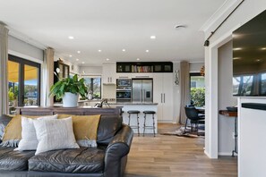 Unclassified image, 4 of 47, button