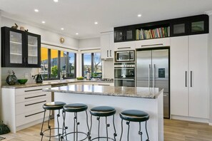 ثلاجة، ميكروويف، فرن، غسالة أطباق