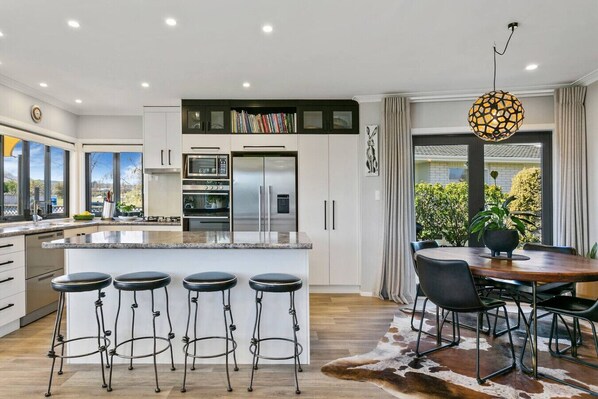 ثلاجة، ميكروويف، فرن، غسالة أطباق