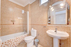 Badekar, hårtørrer, håndklæder