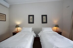 Een kluis op de kamer, een bureau, gratis wifi, beddengoed