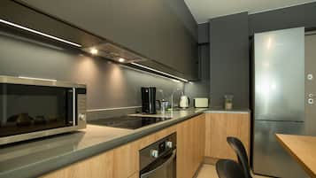Cassiopeia | Cocina privada | Refrigerador con congelador, microondas, horno y parrilla de estufa