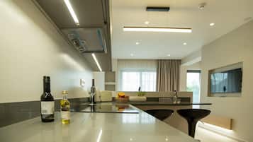 Andromeda | Cocina privada | Refrigerador con congelador, microondas, horno y parrilla de estufa